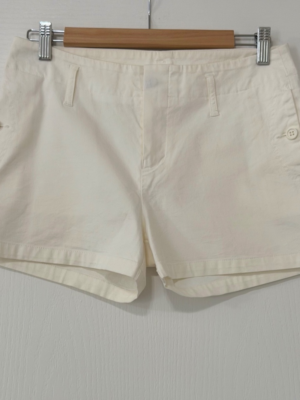Lacoste Women’s Classic Chino Shorts – Off-White, Cotton-Stretch (Size 38/US 6